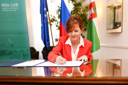 E-kolesa Regijski sporazum mag. Lilijana Madjar RRA LUR pobudnica projekta (avtorica fotografije Urša Peršič)